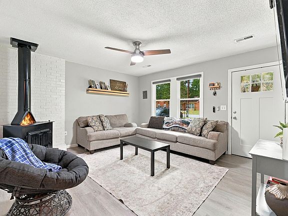 4th image of 109 E Walnut Cir