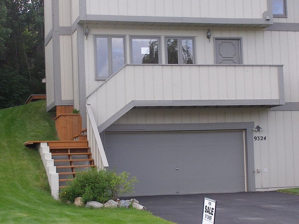 Beautifully Updated Jewel Lake Townhome