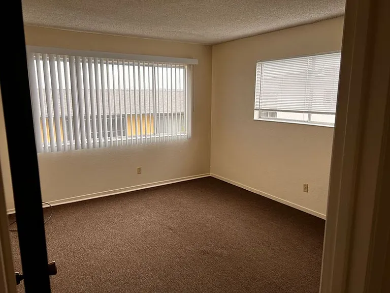 310 Spencer St — Photo 16