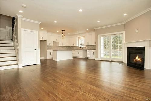 5th image of 42 Lakeview Ave