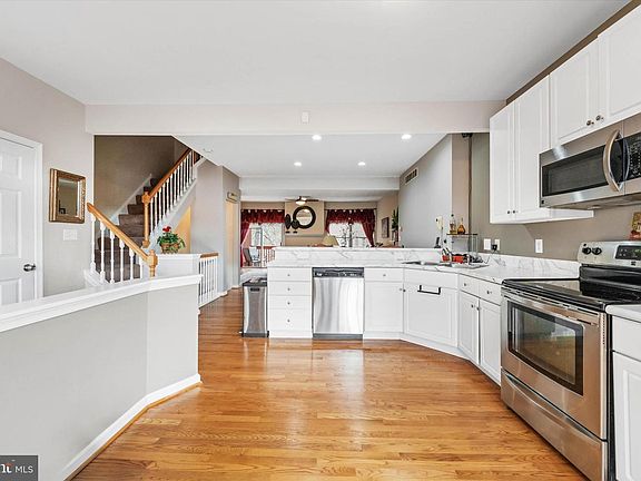 3rd image of 201 Thomas Ln S