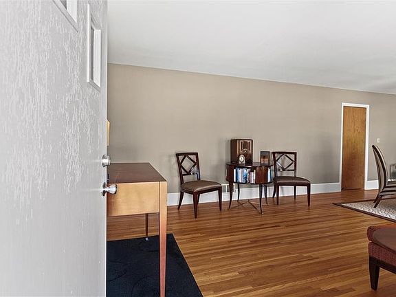 4th image of 215 Gilbert Rd