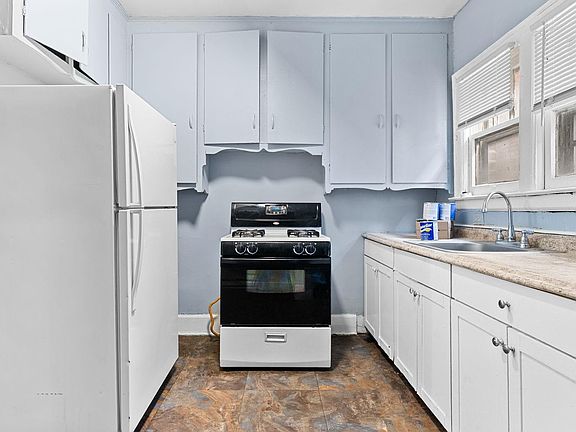 4th image of 2962 Fullerton St