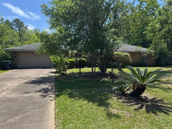 6700 Howe St, Groves, TX 77619