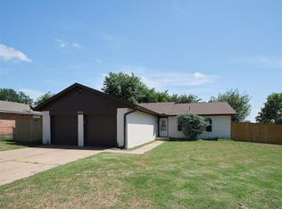 1032 SE 8th St, Moore, OK 73160