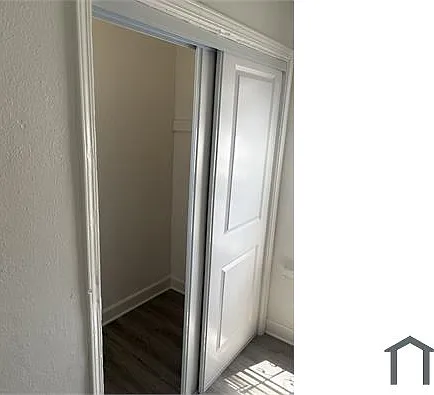 5317 1/2 S Van Ness Ave — Photo 2