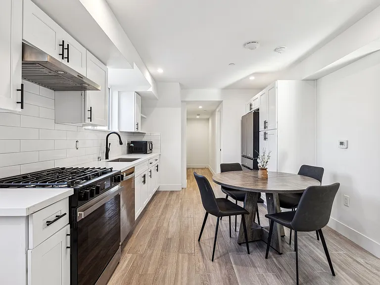 MH Liping 3505 Raymond Ave — Photo 1