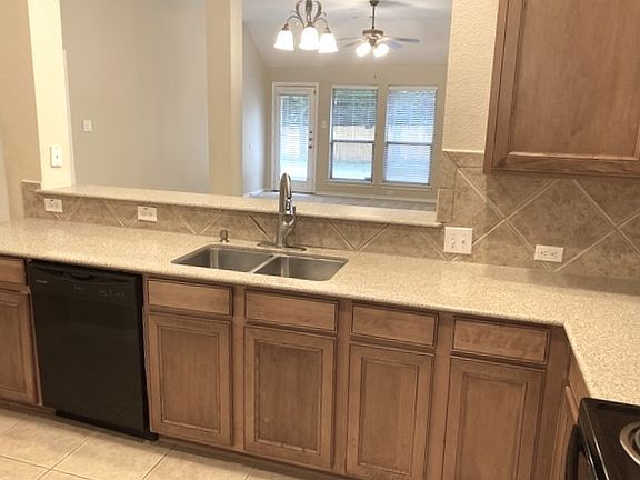 3rd image of 602 Valencia Dr