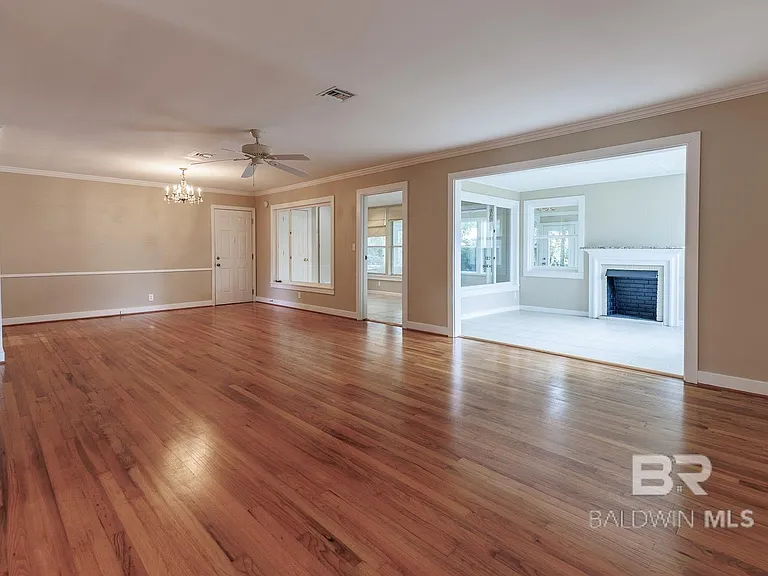 208 Pinecrest Ln — Photo 3