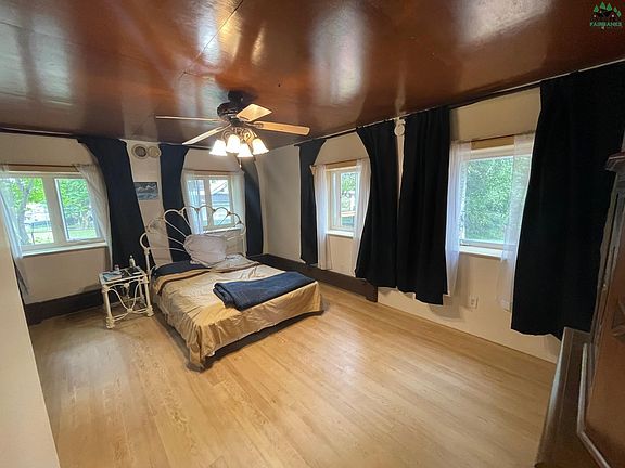 3rd image of 804 Smythe St