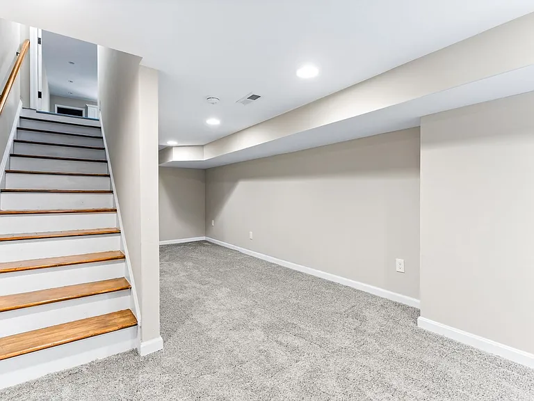 233 N Rose St — Photo 30