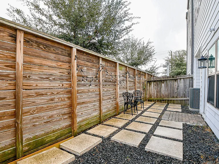 4604 Chartres St — Photo 20