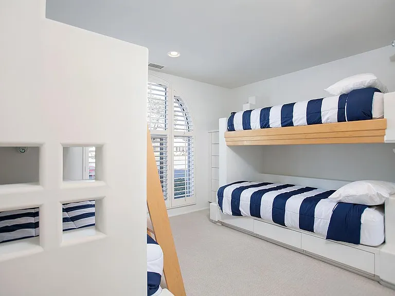 Bunkroom - 4 twin beds