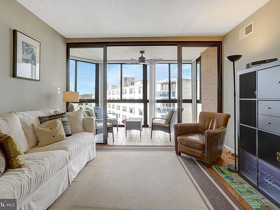 4th image of 1001 N Randolph St APT 1021