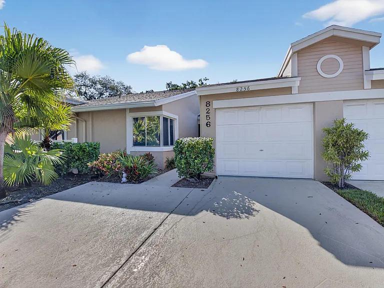 8256 Summerbreeze Ln — Photo 2