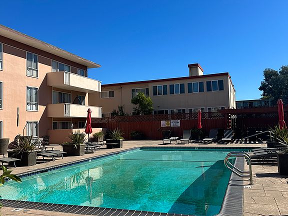 3rd image of 1901 Garden Dr APT 302