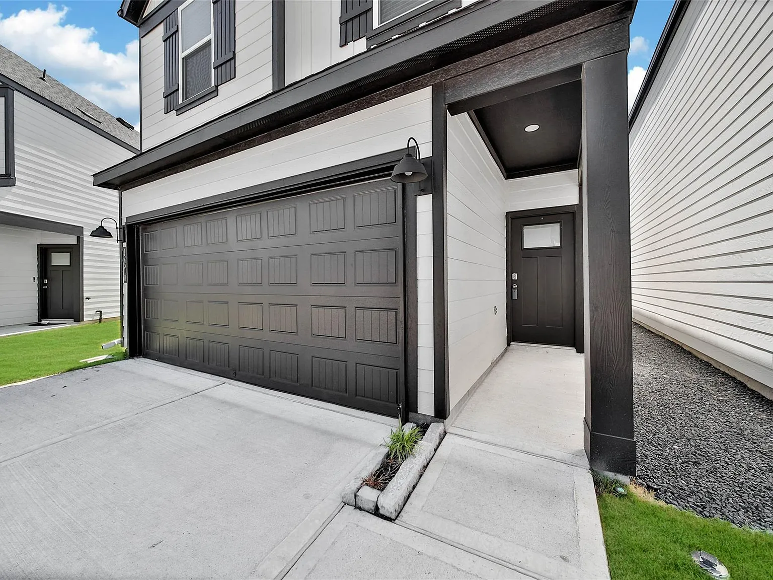 3 bed, 2.5 bath, 1979 sqft, $2,200 — Photo 2