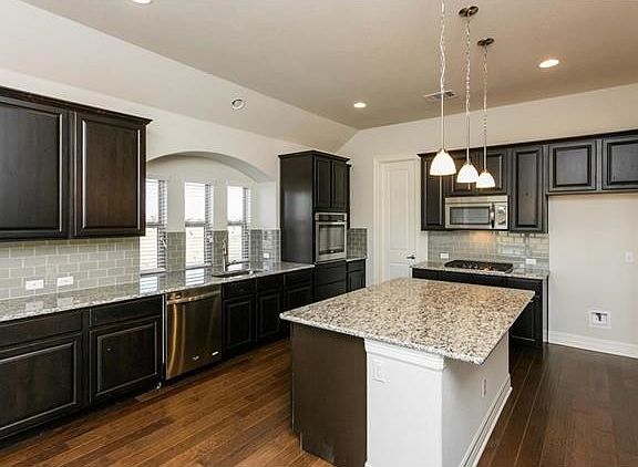 Gourmet Kitchen w/ Large Island