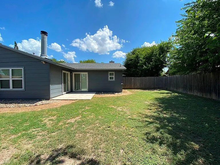 3411 Lynridge Dr #B — Photo 26