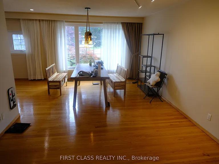 64 Grove Park Cres — Photo 4