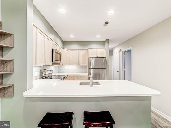 5th image of 6904 Victoria Dr #B