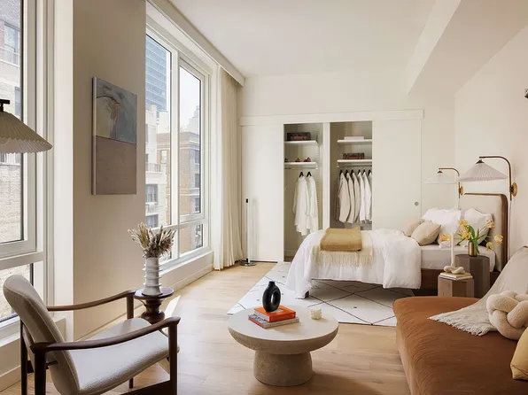 135 E 47th St #16B, New York, NY 10017