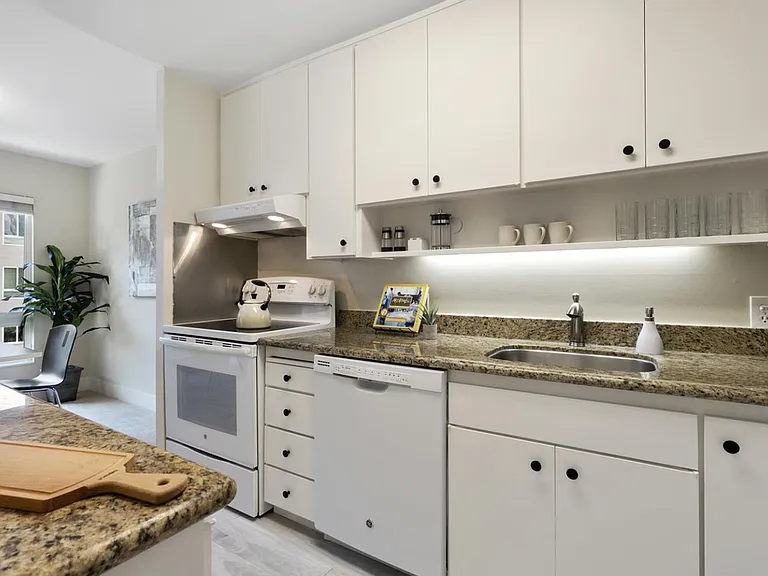 930 Peninsula Ave #303 — Photo 2