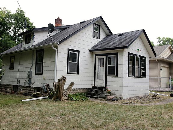 3rd image of 3136 Douglas Dr N