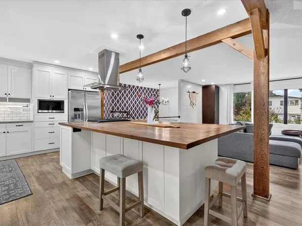 1703 N 107th Ave SW, Calgary, AB T2W 0C3