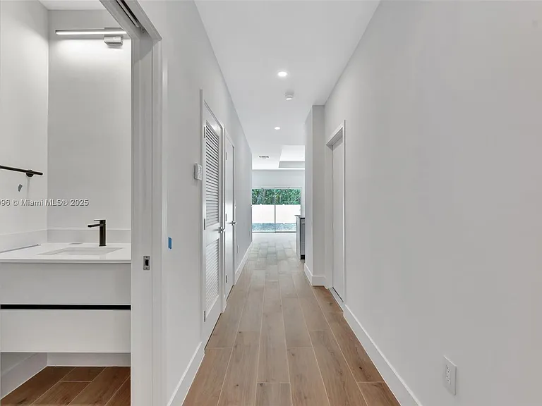1563 NW 94th Way — Photo 3