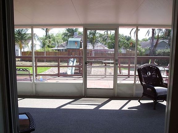 13x30 scrnd porch w/2 ceiling fans & carpet