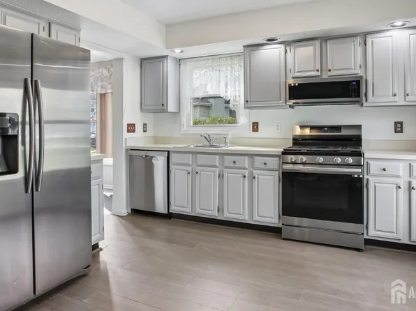 107 Lloyd Ct, East Brunswick, NJ 08816