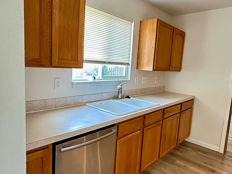 432 Alexander St NE — Photo 3