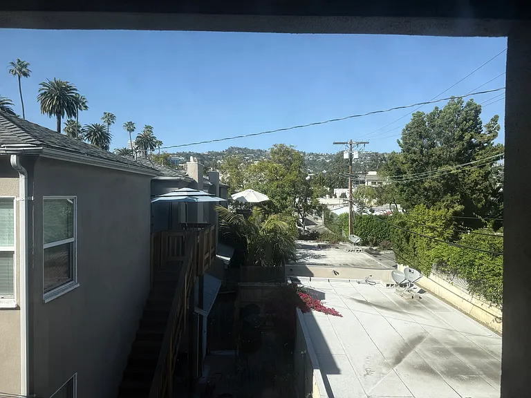 408 N Doheny Dr — Photo 34