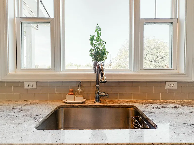 562 W Craftsman Way — Photo 14