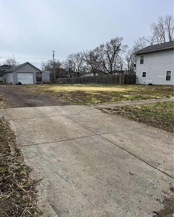 2nd image of 433 E Grand Ave