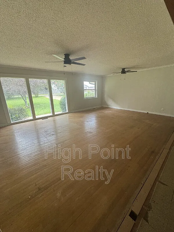 3 bed, 2.0 bath, 1987 sqft, $2,500 — Photo 4