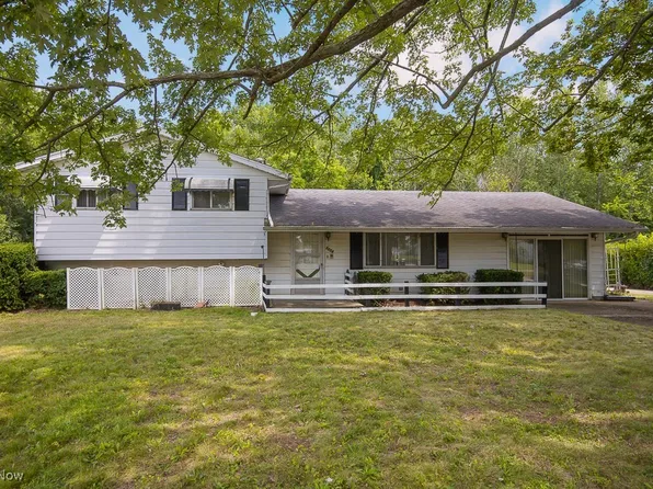 2034 Scott Ct, Elyria, OH 44035