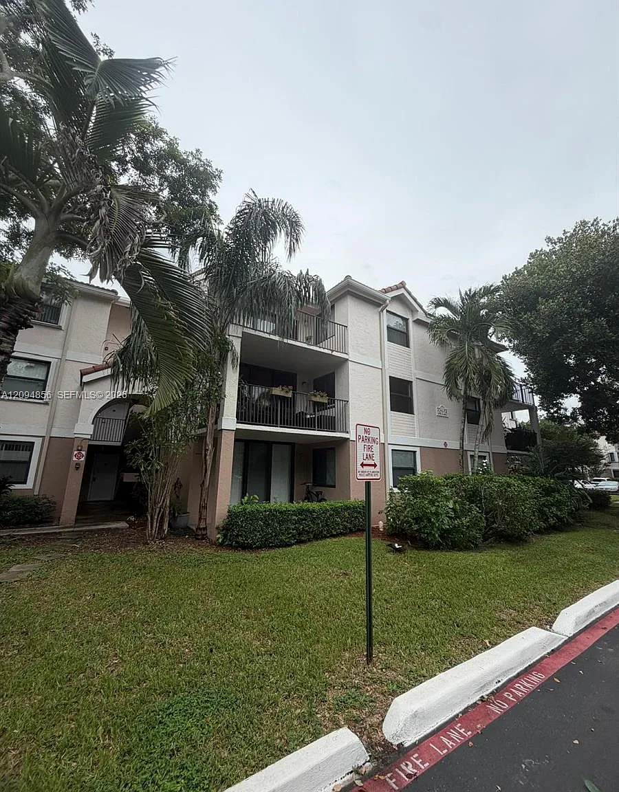 Grand Marquis Condo Homes — Photo 1
