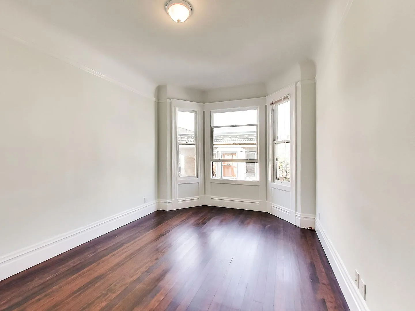 Bright, beautifully renovated, top floor 2BD/1BA with stainless steel appliances! — Photo 2