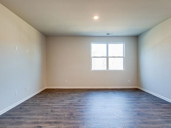 5th image of 910 Kensington St