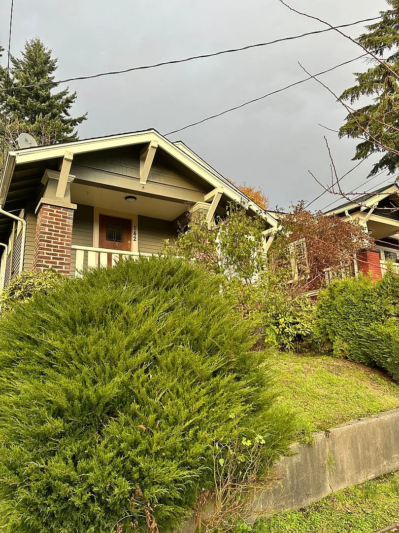 Wallingford 2 Bedroom House with Fenced Yard and Covered Parking — Photo 2