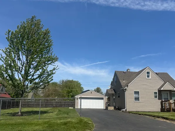 526 Clover Ln, Round Lake Beach, IL 60073