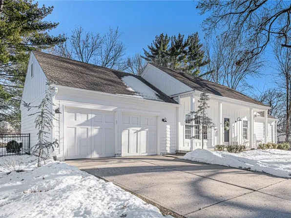 8027 Wenonga Rd, Leawood, KS 66206