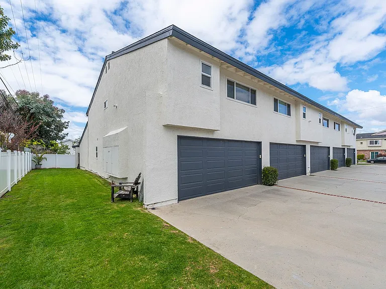 2410 Voorhees Ave #5 — Photo 31