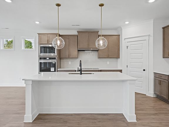 3rd image of 3018 Steiner Way