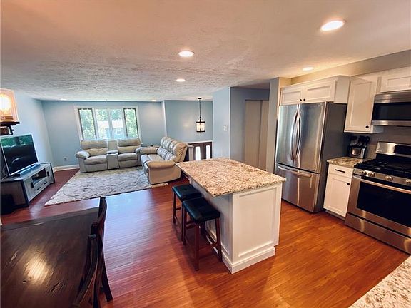 3rd image of 522 Fruitwood Dr
