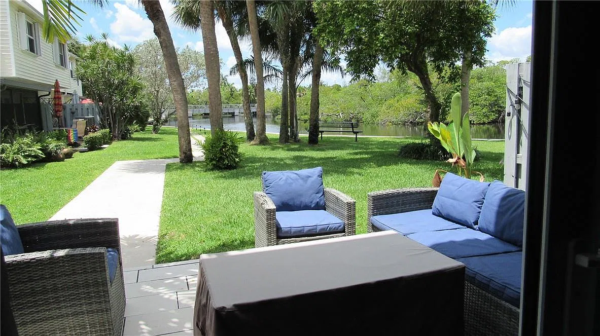 1 bed, 1.5 bath, 977 sqft, $1,650 — Photo 2