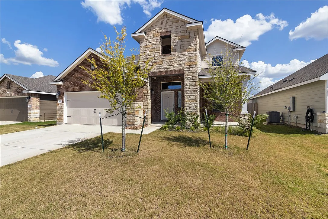 4 bed, 2.5 bath, 2604 sqft, $2,800 — Photo 2