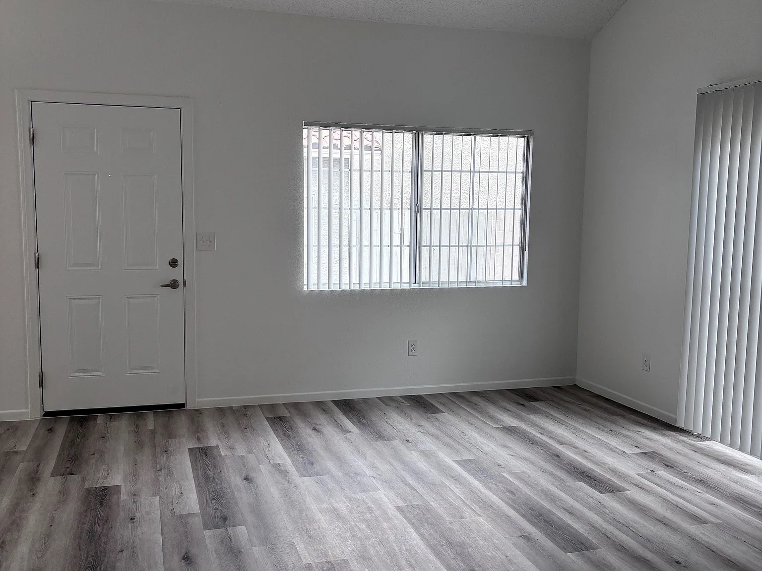 3 bed, 1.5 bath, 1190 sqft, $1,744 — Photo 4